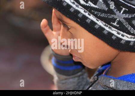 infelice ragazzo indiano carino. Foto Stock