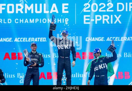 (220130) -- RIYADH, 30 gennaio 2022 (Xinhua) -- il pilota svizzero Edoardo Mortara (C) della Rokit Venturi Racing festeggia dopo aver vinto nel secondo round del Campionato del mondo ABB Formula-e DIRIYAH e-Prix, Riyadh, Arabia Saudita, 29 gennaio 2022. Il driver olandese Robin Frijns (L) dell'Envision Racing e il pilota brasiliano Lucas di grassi della Rokit Venturi Racing ha concluso secondo e terzo. (Ministero dei Media Saudita via Xinhua) Foto Stock