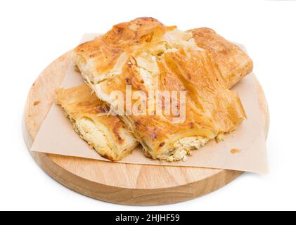 Torta Placinta ripiena di formaggio morbido come cucina rumena. Isolato su sfondo bianco. Foto Stock