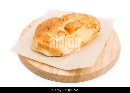 Torta Placinta ripiena di formaggio morbido come cucina rumena. Isolato su sfondo bianco. Foto Stock