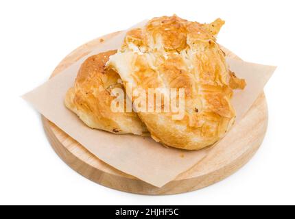 Torta Placinta ripiena di formaggio morbido come cucina rumena. Isolato su sfondo bianco. Foto Stock