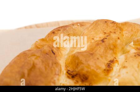 Torta Placinta ripiena di formaggio morbido come cucina rumena. Può essere utilizzato come sfondo completo. Foto Stock