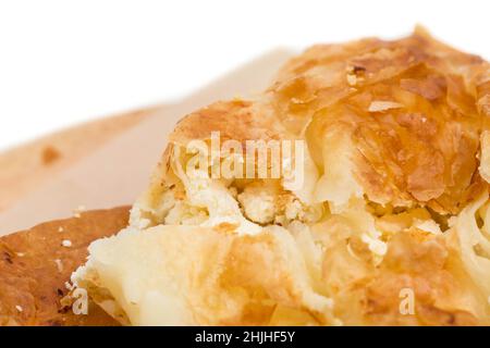 Torta Placinta ripiena di formaggio morbido come cucina rumena. Può essere utilizzato come sfondo completo. Foto Stock