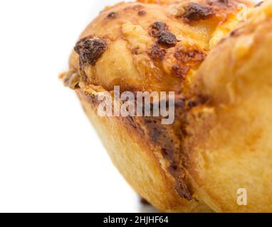 Primo piano di una deliziosa torta con pasta sfoglia e formaggio. Macro. Può essere utilizzato come sfondo completo. Foto Stock