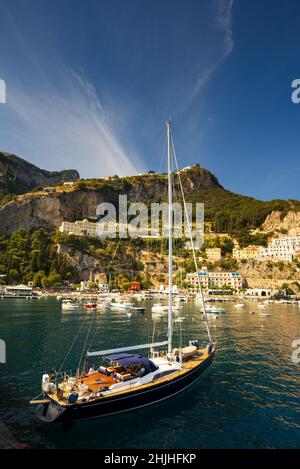 Yacht in mare contro la costa rocciosa, Amalfi Foto Stock