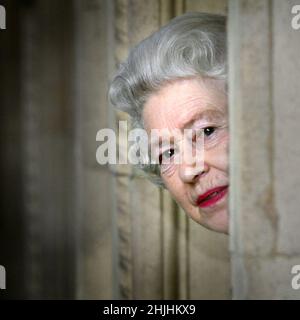 Foto di archivio datata 30/03/2004 della regina Elisabetta II britannica pari a un angolo durante una visita alla Royal Albert Hall di Londra, segnando la fine di un programma di restauro di otto anni. Data di emissione: Domenica 30 gennaio 2022. Foto Stock