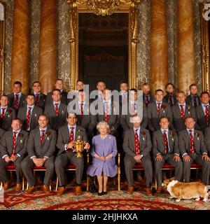 Foto di archivio datata 08/12/03 della regina Elisabetta II - e Berry i sugi, con la squadra inglese di rugby, ad un ricevimento a Buckingham Palace a Londra per celebrare la vittoria della Coppa del mondo di Rugby. Data di emissione: Domenica 30 gennaio 2022. Foto Stock