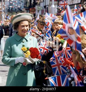 Foto di archivio datata 29/06/77 della regina Elisabetta II in una passeggiata a Portsmouth durante il suo tour del Giubileo d'Argento in Gran Bretagna. Data di emissione: Domenica 30 gennaio 2022. Foto Stock