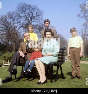 Foto di archivio datata 21/04/1968 della famiglia reale nel terreno di Frogmore House, Windsor, Berkshire. Da sinistra a destra: Duca di Edimburgo, Principessa Anna, Principe Edoardo, Regina Elisabetta II, Principe Carlo (dietro la Regina) e Principe Andrea. Data di emissione: Domenica 30 gennaio 2022. Foto Stock