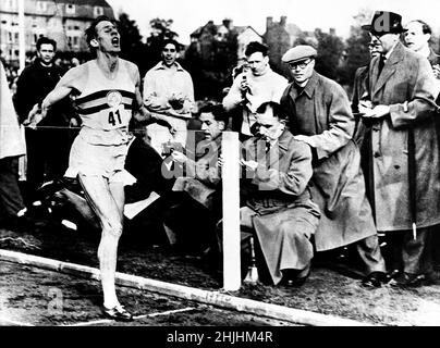 1954: Foto di archivio datata 1954 maggio dello studente di medicina Roger Banister di 25 anni che corre il primo miglio di quattro minuti del mondo durante un incontro di atletica a Oxford. Data di emissione: Domenica 30 gennaio 2022. Foto Stock