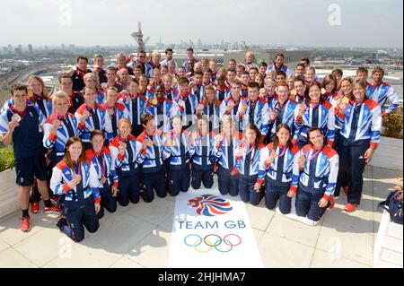 2012: Foto del file datata 2012 agosto degli atleti del Team GB con le loro medaglie sul tetto del Team GB House a Stratford, Londra, dopo le Olimpiadi di Londra. Data di emissione: Domenica 30 gennaio 2022. Foto Stock