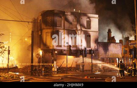 2011: Foto di archivio datata 2011 agosto di una proprietà sul fuoco vicino Reeves Corner, Croydon, a sud di Londra, durante una terza notte di disordini nella capitale, con difficoltà che si ripresentano in altre città inglesi. Data di emissione: Domenica 30 gennaio 2022. Foto Stock