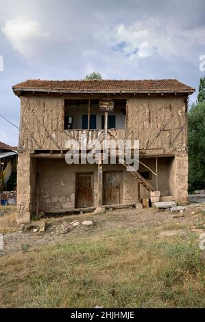 casa turca tradizionale di legno-incorniciata mescolato con muratura nel villaggio di Kozluca in Anatolia centrale, Turchia Foto Stock