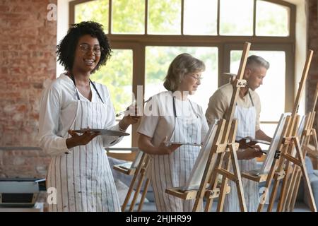 Happy Nordy scuola d'arte giovane studente africano disegno in studio Foto Stock