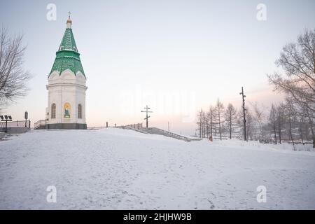 Cappella di Paraskeva Pyatnitsa sul monte Karaulnaya all'alba. Krasnoyarsk, Russia - dic, 2021. Foto di alta qualità Foto Stock