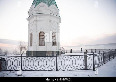 Cappella di Paraskeva Pyatnitsa sul monte Karaulnaya all'alba. Krasnoyarsk, Russia - dic, 2021. Foto di alta qualità Foto Stock