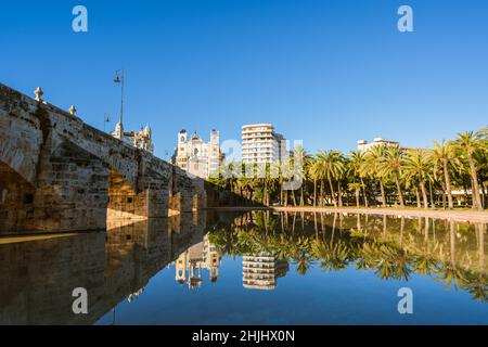 Puente del Mar Ponte storico nella città di Valencia, Spagna costruito nel 16th secolo per attraversare il fiume Turia Foto Stock