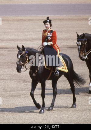 Foto di archivio datata 16/6/1969 della regina Elisabetta II che guida il suo cavallo birmano per ispezionare il battaglione 1st, le protezioni scozzesi, durante la cerimonia di Trooping the Color alla Parade delle Guardie del cavallo per celebrare il compleanno ufficiale della regina. Più di qualsiasi altro interesse, cavalli e pony sono stati la passione della Regina per tutta la sua lunga vita. Data di emissione: Domenica 30 gennaio 2022. Foto Stock