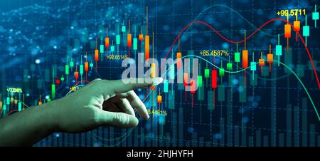 Doppia esposizione di Business man mano su indicatore finanziario del mercato azionario digitale con sfondo notte città. Grafici astratti di trading finanziario. Foto Stock