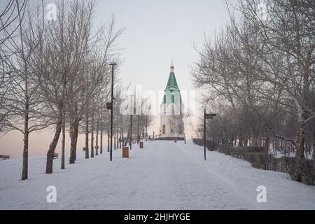 Cappella di Paraskeva Pyatnitsa sul monte Karaulnaya all'alba. Krasnoyarsk, Russia - dic, 2021. Foto di alta qualità Foto Stock