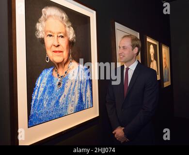 File photo datato 3/3/2015 del Duca di Cambridge ammirando un ritratto della Regina David Bailey in visita al GRANDE Festival britannico della creatività a Shanghai, Cina. Il ritratto della Regina del 2014 è stato ristampato per commemorare il 65th anniversario dell'adesione del monarca al trono. Data di emissione: Domenica 30 gennaio 2022. Foto Stock