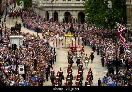 Foto di archivio datata 4/6/2002 di folle che costeggiano la strada mentre la Regina Elisabetta II corre in Gold state Coach da Buckingham Palace alla Cattedrale di St Paul per un servizio di ringraziamento per celebrare il suo Giubileo d'Oro. Data di emissione: Domenica 30 gennaio 2022. Foto Stock