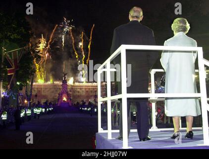 Foto di archivio datata 3/6/2002 della Regina Elisabetta II e del Duca di Edimburgo, osservando i fuochi d'artificio scoppiati sopra Buckingham Palace a Londra, dopo che la Regina illuminò un faro per commemorare il suo Giubileo d'Oro. Data di emissione: Domenica 30 gennaio 2022. Foto Stock