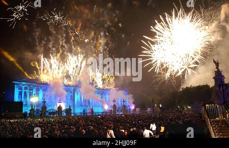 Foto di archivio datata 3/6/2002 di fuochi d'artificio che esplodono su Buckingham Palace a Londra, dopo che la regina Elisabetta II illuminò un faro per commemorare il suo Giubileo d'Oro. Data di emissione: Domenica 30 gennaio 2022. Foto Stock