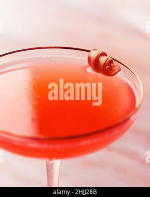 Cocktail estivo di spritz di fragole al rabarbaro su sfondo di marmo rosa. Idee per il party delle ragazze. Idee per il cokctail brunch. Colpo verticale. Fuoco selettivo Foto Stock