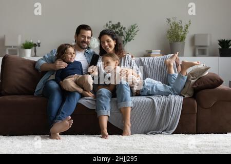 Famiglia con bambini che si divertono utilizzando l'applicazione mobile sul cellulare Foto Stock