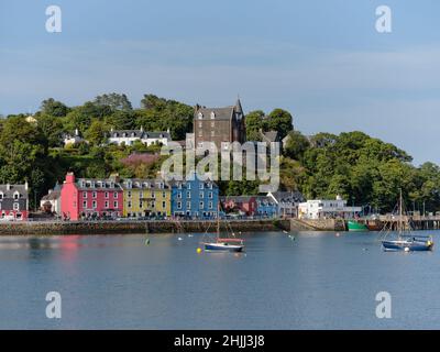 Il porto estivo di Tobermory sull'isola di Mull nelle Hebrides interne, Argyll & Bute Scotland UK - turismo estivo minimal focus Foto Stock