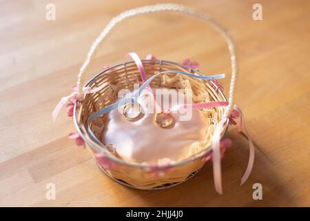 Cestino decorato con anelli da matrimonio Foto Stock