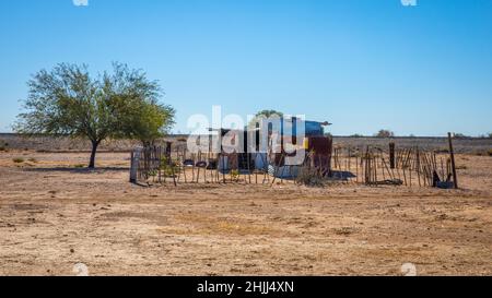 Una casa solitaria nel mezzo del deserto fatta di lamiere colorate, Hardap regione, Namibia. Foto Stock