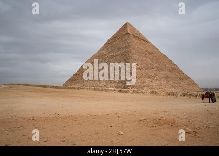 Piramide di Khafre (leggi anche come Khafra, Khefren) o di Chephren è il secondo più alto e la seconda più grande delle antiche piramidi egiziane di Giza e Foto Stock