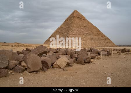 Piramide di Khafre (leggi anche come Khafra, Khefren) o di Chephren è il secondo più alto e la seconda più grande delle antiche piramidi egiziane di Giza e Foto Stock