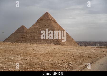 Piramide di Khafre (leggi anche come Khafra, Khefren) o di Chephren è il secondo più alto e la seconda più grande delle antiche piramidi egiziane di Giza e Foto Stock