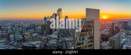 Vista panoramica dei grattacieli della City of London e del Tower Bridge al tramonto dalla Principal Tower, Londra, Inghilterra, Regno Unito, Europa Foto Stock