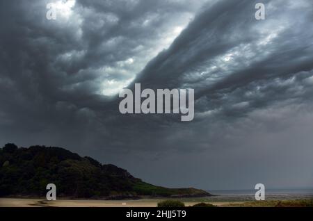 Una tempesta sta arrivando sulla spiaggia di Sainte Anne la Palud, nei pressi di Douarnenez in Bretagna. Foto Stock