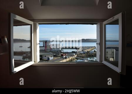 Parte del porto di Douarnenez visto da un appartamento sopra la banchina. Foto Stock