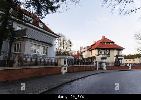 KALININGRAD, RUSSIA - 16 dicembre 2021: Un vecchio quartiere con case private a Kaliningrad. Bella architettura tedesca. Foto Stock