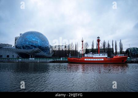 KALININGRAD, RUSSIA - 15 dicembre 2021: Museo dell'Oceano Mondiale a Kaliningrad. L'edificio e' sotto forma di una palla di vetro. Navi - mostre del Th Foto Stock