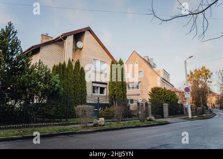 KALININGRAD, RUSSIA - 16 dicembre 2021: Belle case nella città vecchia di Kaliningrad. Vecchia architettura tedesca. Foto Stock