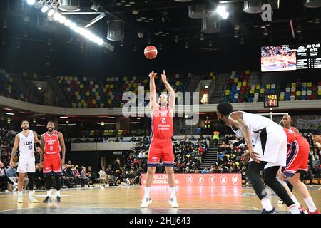 Stratford, Regno Unito. 26th Jan 2022. Stratford, Inghilterra, gennaio 26th 2022 Oguz Savas (21 Bahcesehir Koleji) segna dal lancio libero, durante la FIBA Europe Cup tra i Lions di Londra e Bahcesehir Koleji alla Copper Box Arena, Queen Elizabeth Olympic Park - Londra, Inghilterra. Credit: SPP Sport Press Photo. /Alamy Live News Foto Stock