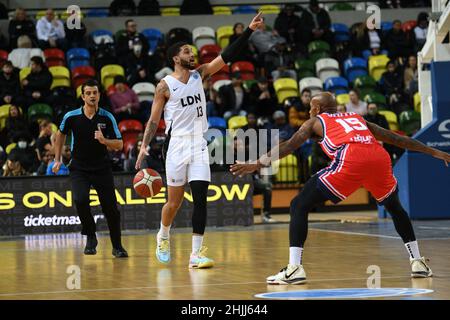 Stratford, Regno Unito. 26th Jan 2022. Stratford, Inghilterra, gennaio 26th 2022 Isaiah Reese (13 Lions di Londra) pubblica istruzioni durante la FIBA Europe Cup tra i Lions di Londra e Bahcesehir Koleji alla Copper Box Arena, Queen Elizabeth Olympic Park - Londra, Inghilterra. Credit: SPP Sport Press Photo. /Alamy Live News Foto Stock