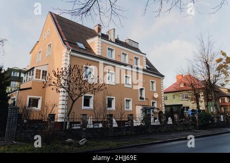 KALININGRAD, RUSSIA - 16 dicembre 2021: Belle case nella città vecchia di Kaliningrad. Vecchia architettura tedesca. Foto Stock