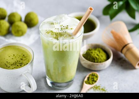 Tè ghiaccio latte matcha verde in vetro. Bevanda vegetariana sana Foto Stock