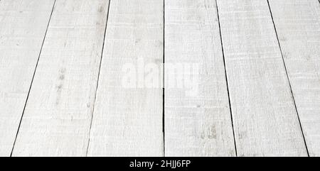 Tavole di legno dipinte bianche prospettiva tavolo vuoto. Foto Stock