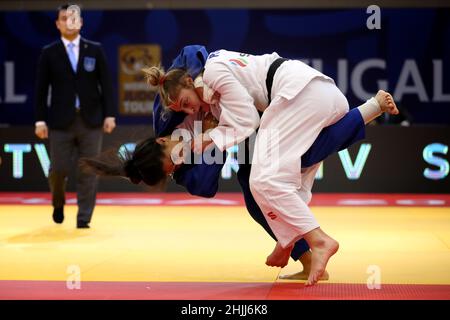 Almada, Portogallo. 29th Jan 2022. Cristina Cabana Perez di Spagna (blu) compete contro Florentina Ivanescu di Romania (bianco) nella medaglia di bronzo di categoria peso femminile inferiore a 63 kg durante il Gran Premio di Judo Portogallo 2022 presso il complesso Sportivo Municipale di Almada, Portogallo, il 29 gennaio 2022. (Credit Image: © Pedro Fiuza/ZUMA Press Wire) Foto Stock