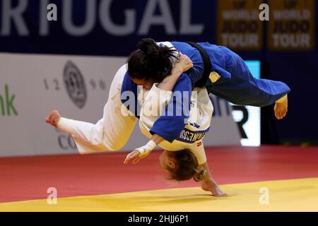 Almada, Portogallo. 29th Jan 2022. Cristina Cabana Perez di Spagna (blu) compete contro Florentina Ivanescu di Romania (bianco) nella medaglia di bronzo di categoria peso femminile inferiore a 63 kg durante il Gran Premio di Judo Portogallo 2022 presso il complesso Sportivo Municipale di Almada, Portogallo, il 29 gennaio 2022. (Credit Image: © Pedro Fiuza/ZUMA Press Wire) Foto Stock