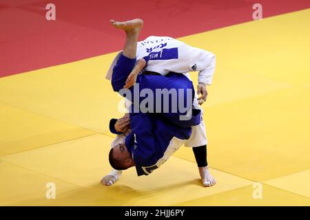 Almada, Portogallo. 29th Jan 2022. Nicolas Chilard di Francia (blu) compete contro Jonghoon Kim di Corea (bianco) nella medaglia di bronzo di categoria di peso inferiore a 81 kg degli uomini durante il Gran Premio del Portogallo di Judo 2022 al complesso sportivo municipale di Almada, Portogallo il 29 gennaio 2022. (Credit Image: © Pedro Fiuza/ZUMA Press Wire) Foto Stock